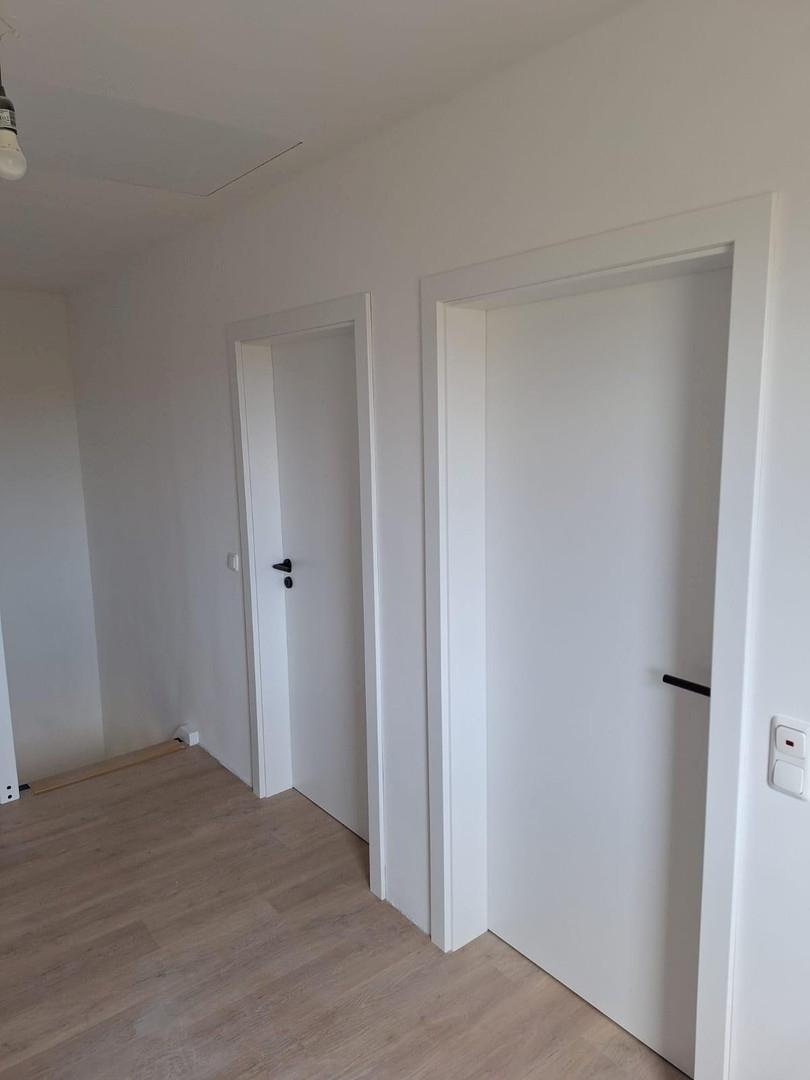 Obergeschoß weiße neue Türen 