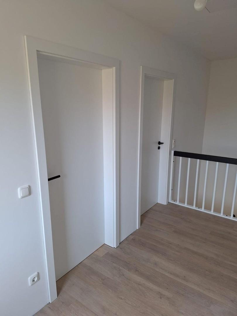 Obergeschoß weiße neue Türen 