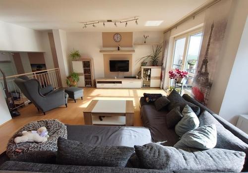 Wohnbereich mit Zugang zu Terrasse / Garten Bild 2