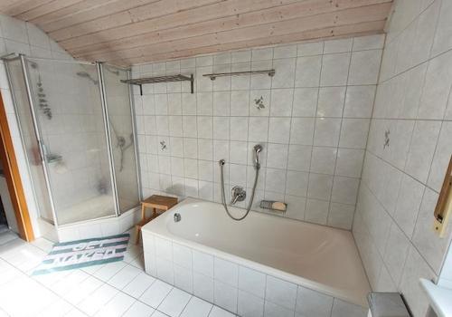 Bad mit Badewanne und Dusche Bild 2