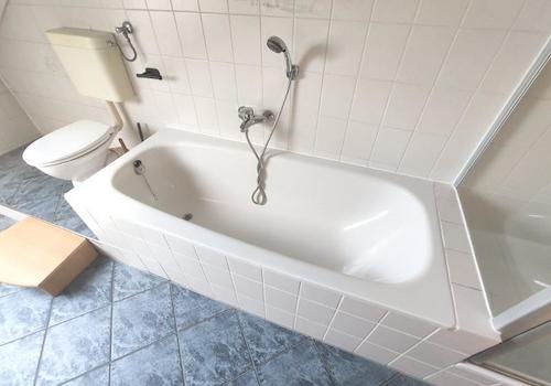 Bad mit Badewanne und Dusche Bild 2