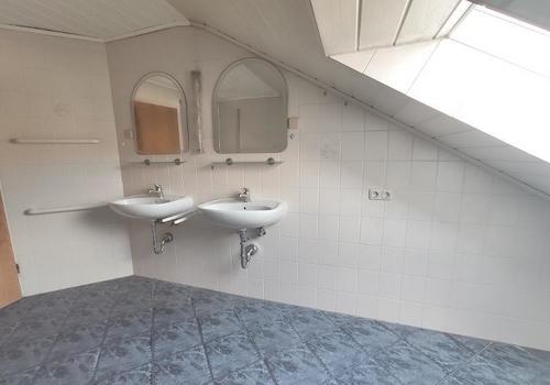 Bad mit Badewanne und Dusche Bild 4