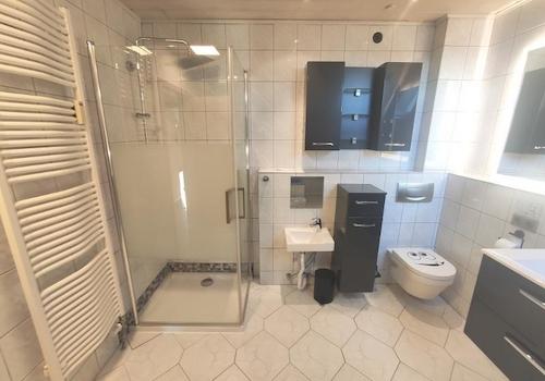 Whg. 1: Bad mit Badewanne, Dusche und Waschmaschinenanschluss Bild 2