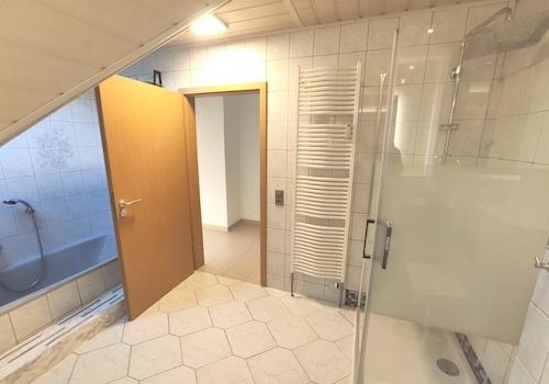 Whg. 1: Bad mit Badewanne, Dusche und Waschmaschinenanschluss Bild 3