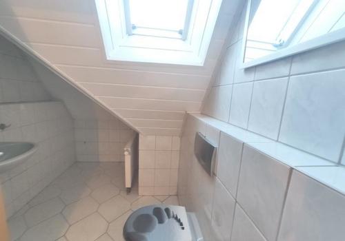 Whg. 2: Bad mit Dusche und Waschmaschinenanschluss Bild 1