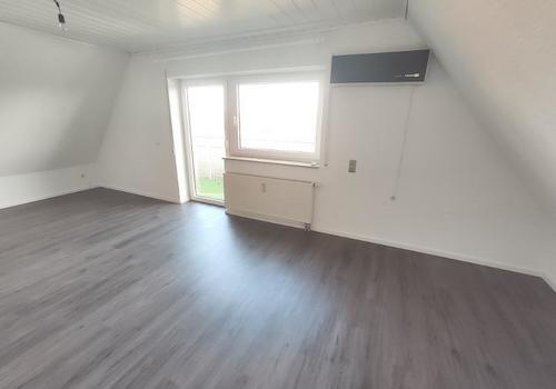 Whg. 2: Wohn- /Esszimmer mit Zugang zum Balkon Bild 4