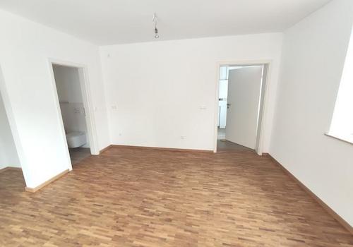 EG: Arbeitszimmer / Büro mit Garderobe und Gäste-WC Bild 2