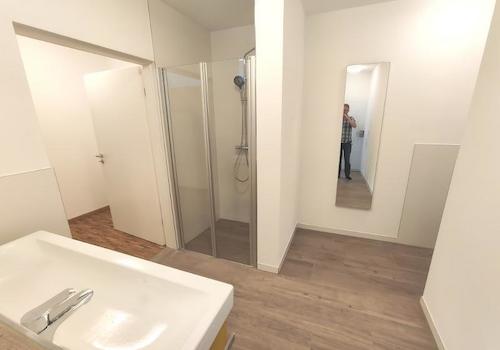 EG: Bad mit Dusche und Oberlicht Bild 1