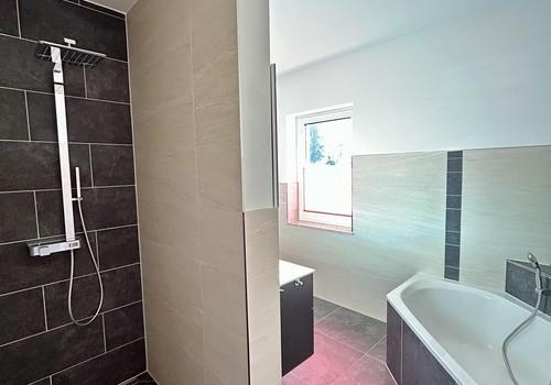 Badzimmer mit Dusche und Wanne
