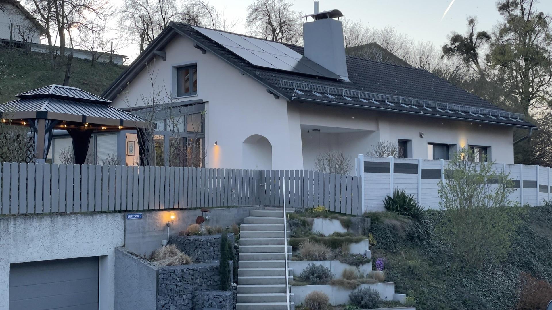 Hausansicht in Dämmerung