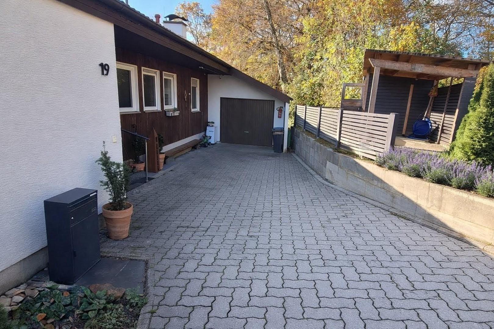 Einfahrt Garage + Stellplatz
