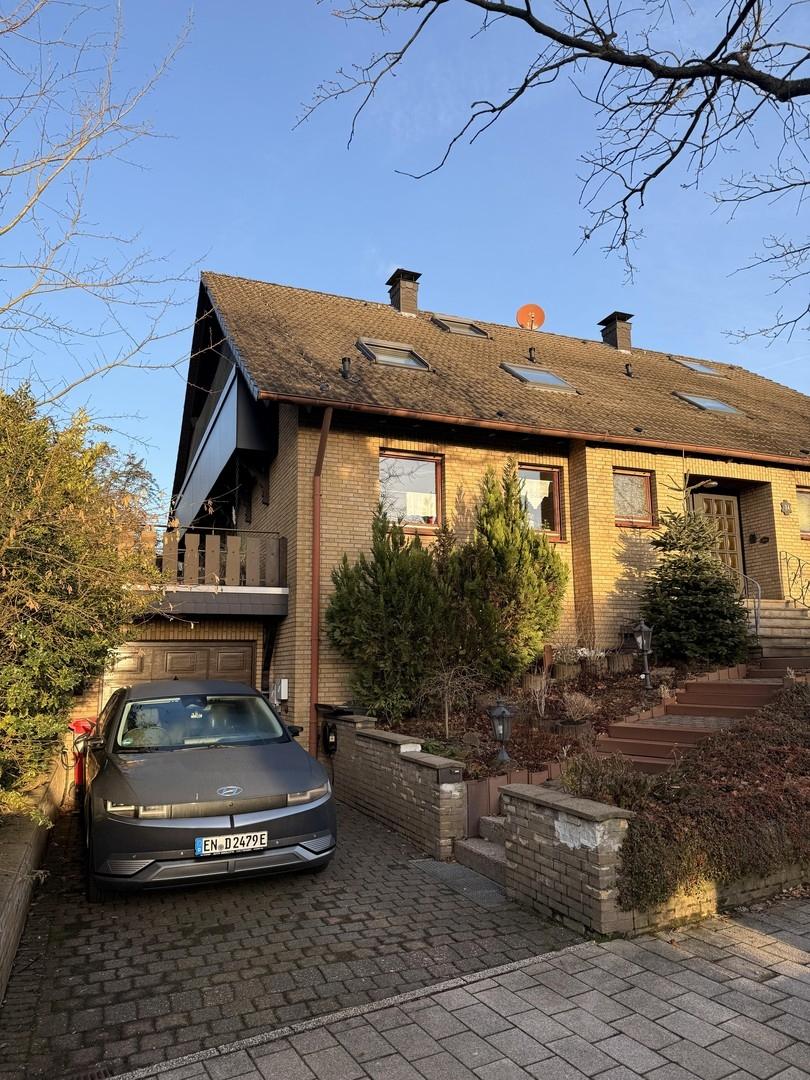 Front mit Einfahrt