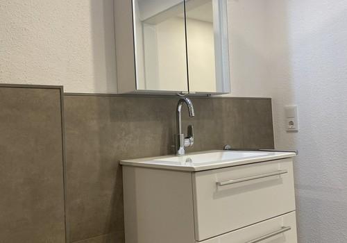 Waschbecken mit Spiegelschrank