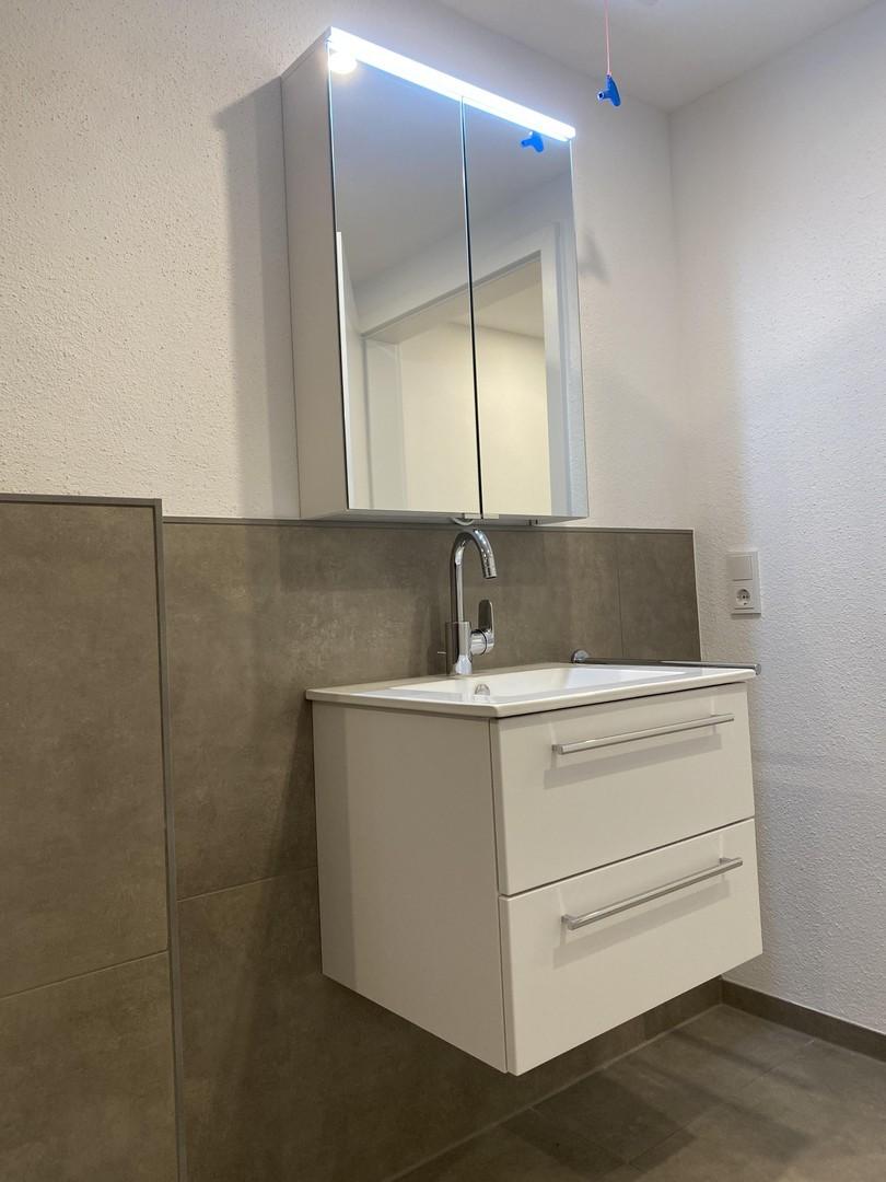 Waschbecken mit Spiegelschrank