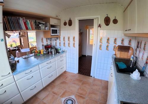 Küche mit Durchreiche