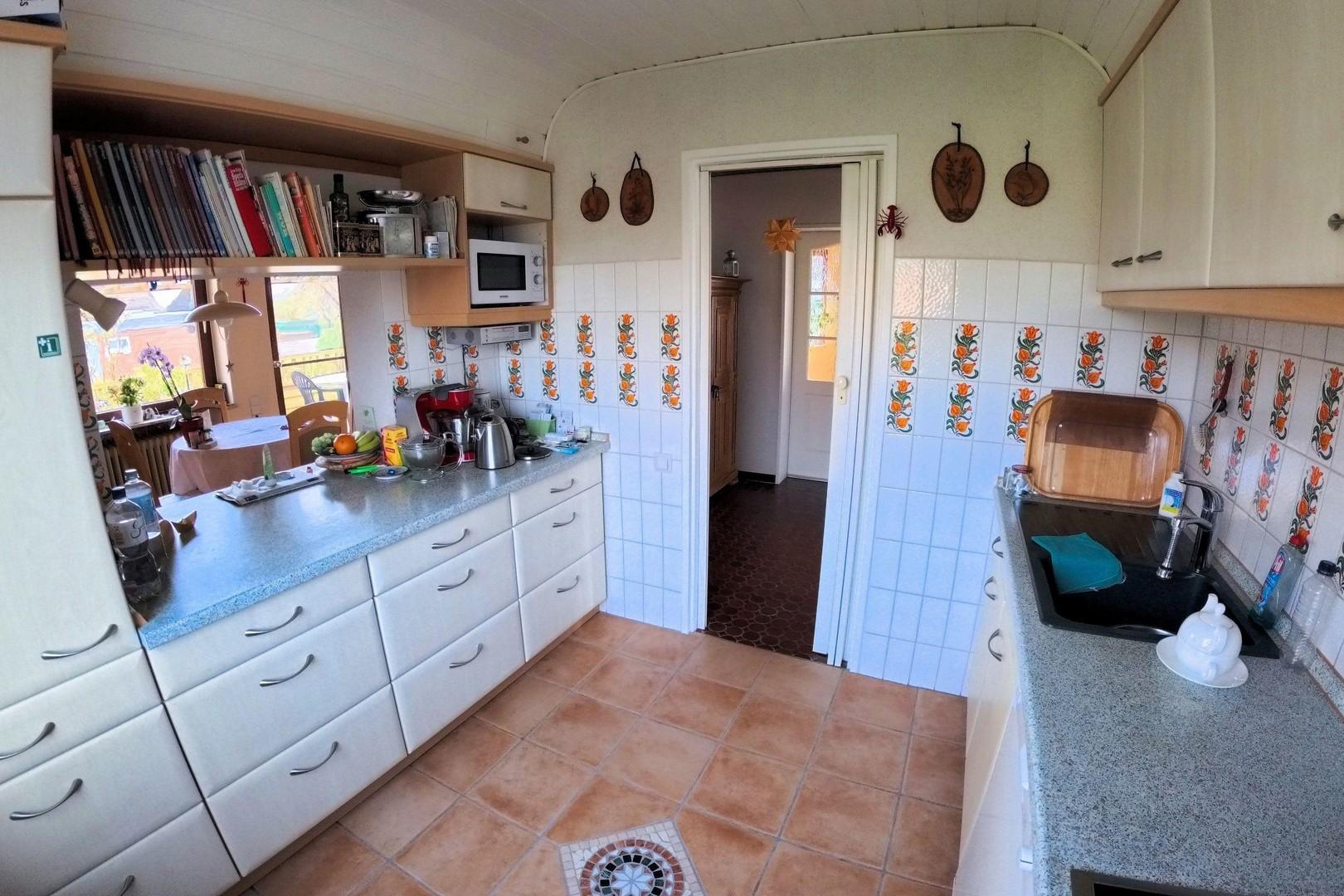 Küche mit Durchreiche