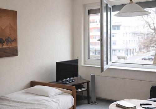 helles großes Schlafzimmer