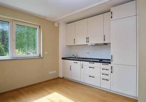 Moderne helle Küche