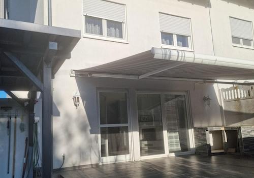 Rückseite Haus mit Markise