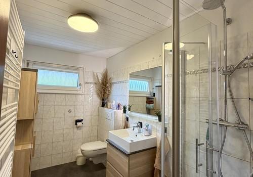 Badezimmer mit Dusche