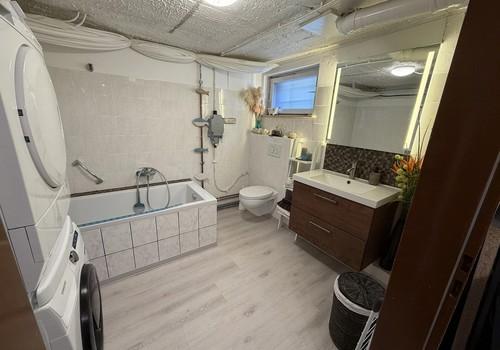 Keller Badezimmer mit Wanne