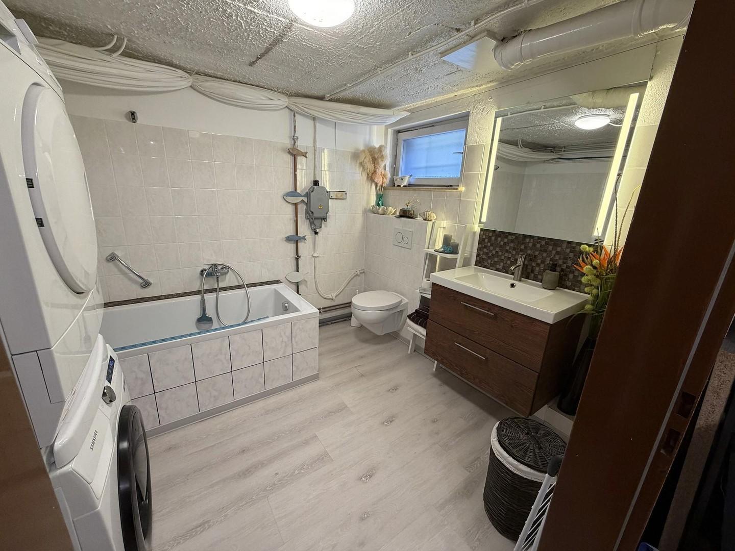 Keller Badezimmer mit Wanne