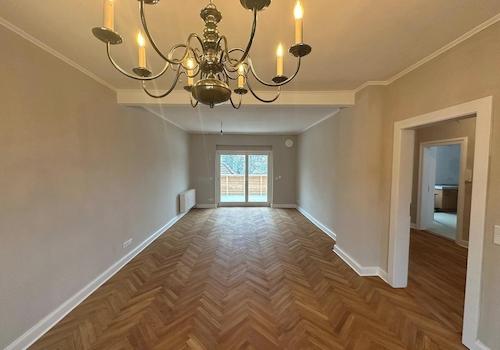 Wohnzimmer mit Leuchter