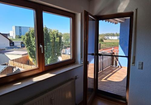 Wohnzimmer/Zugang Balkon