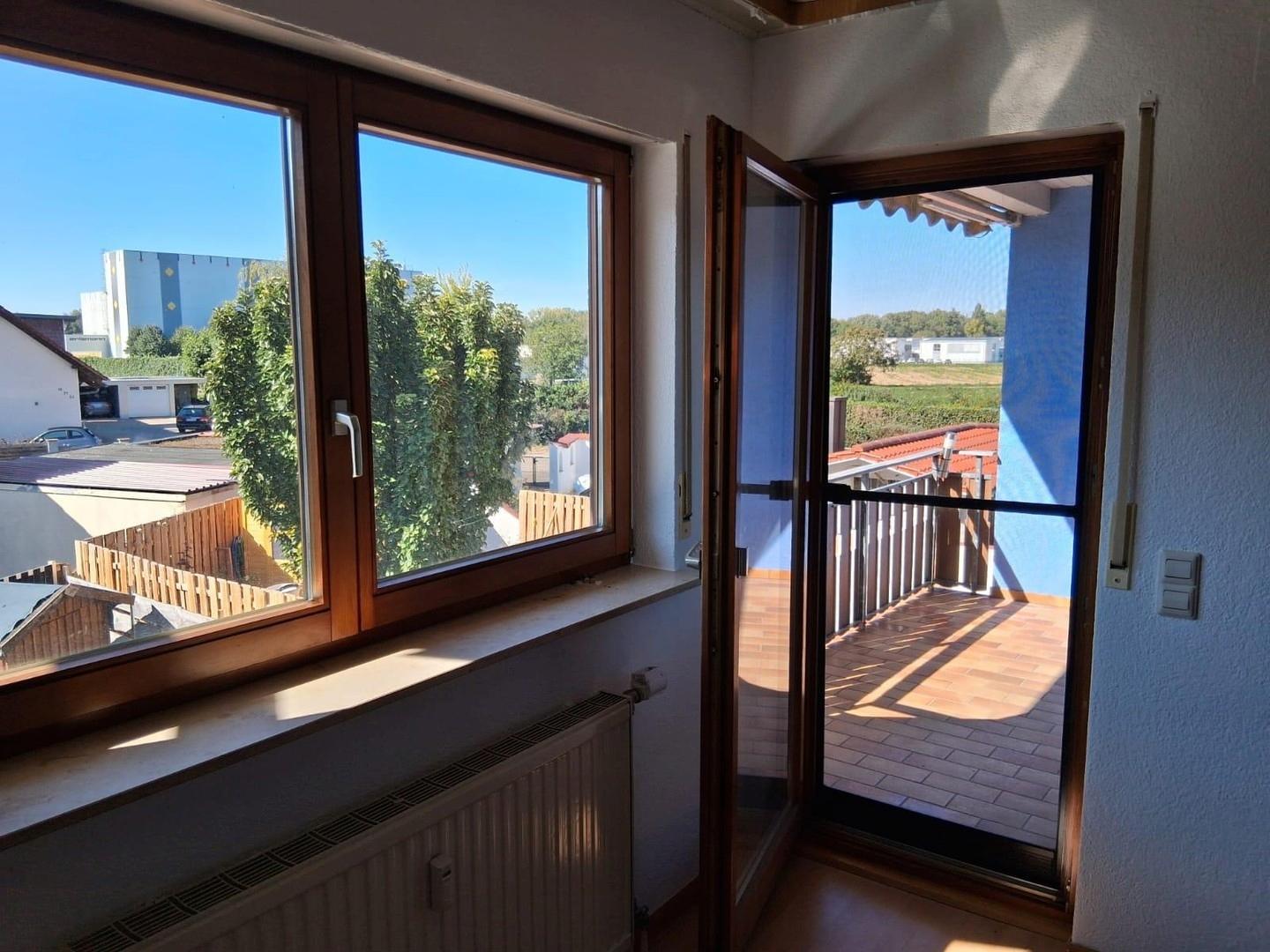 Wohnzimmer/Zugang Balkon