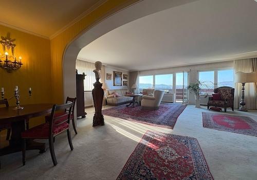 Weitläufiges helles Wohnzimmer