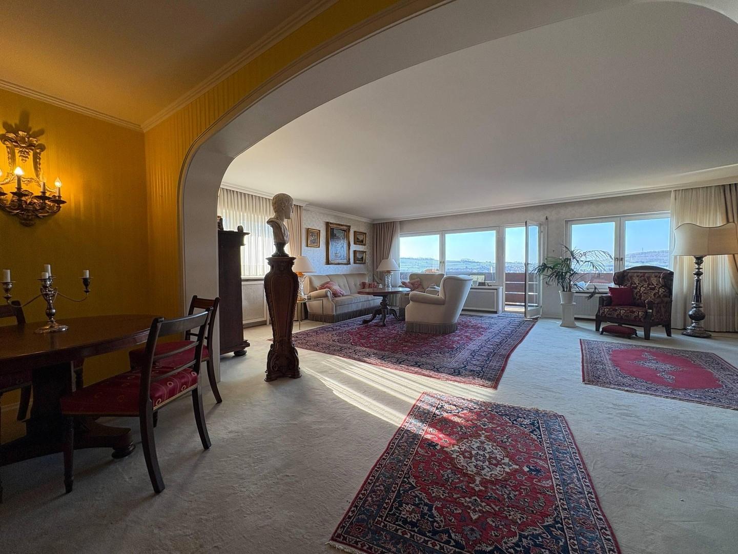 Weitläufiges helles Wohnzimmer