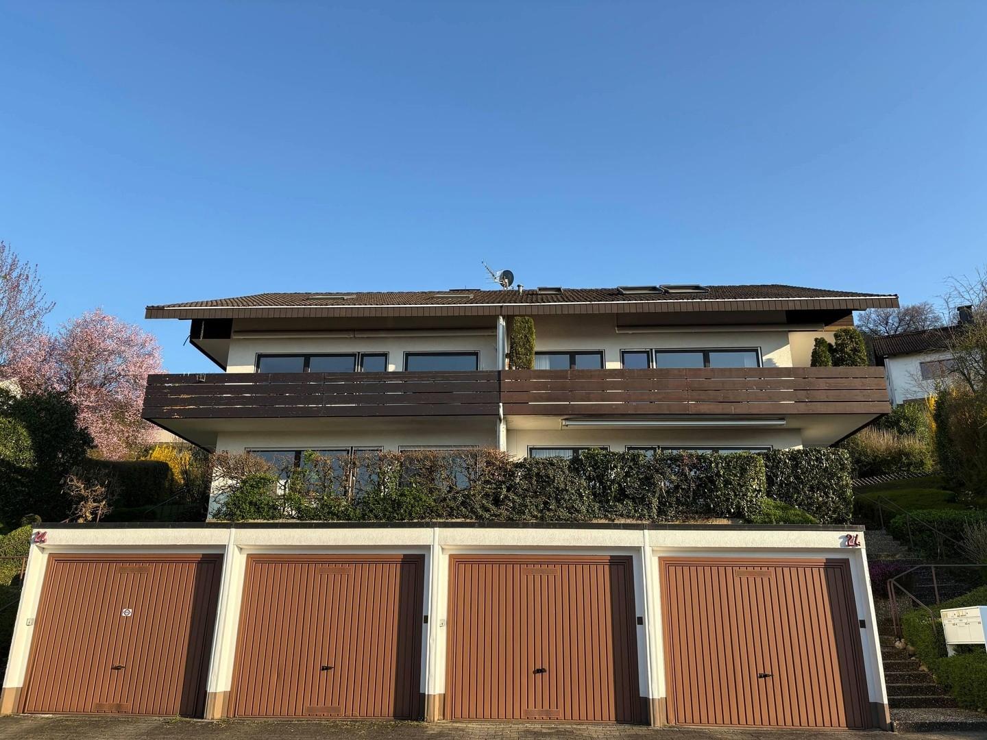 Außenansicht und Garagen