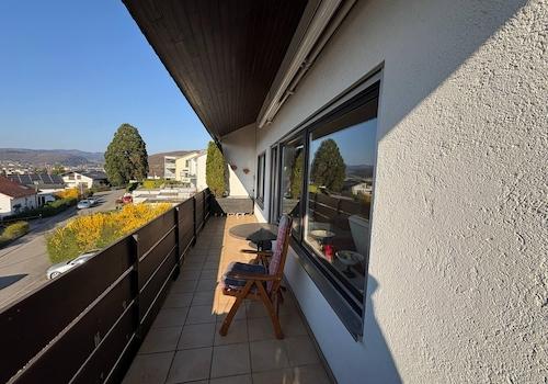 Markise und Pflanzenkasten