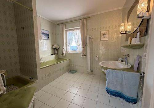 Badezimmer mit Fenster