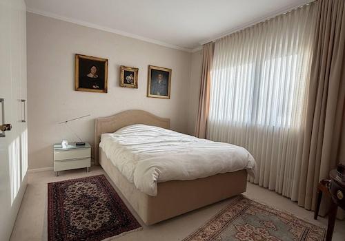 Schlafzimmer mit Schrank