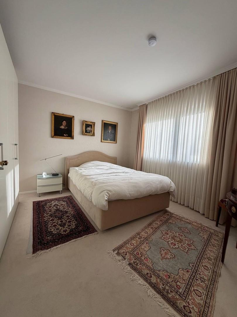 Schlafzimmer mit Schrank