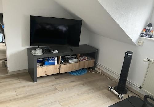 Schrank mit TV im Schlafz.