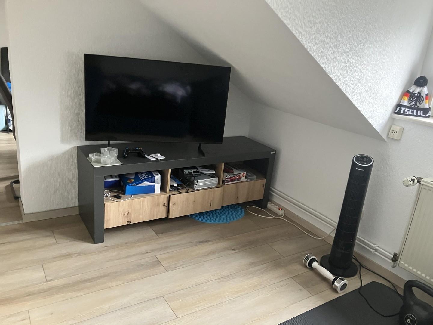 Schrank mit TV im Schlafz.