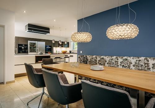 Einbauküche und Essbereich