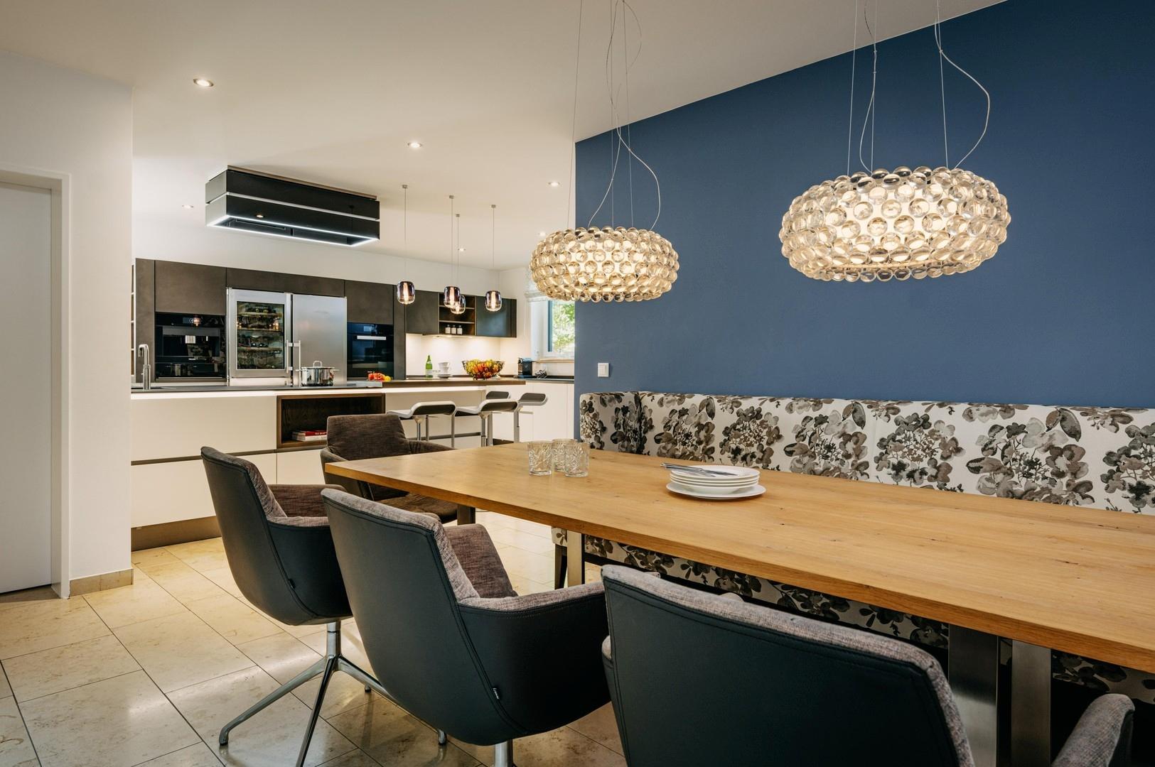 Einbauküche und Essbereich