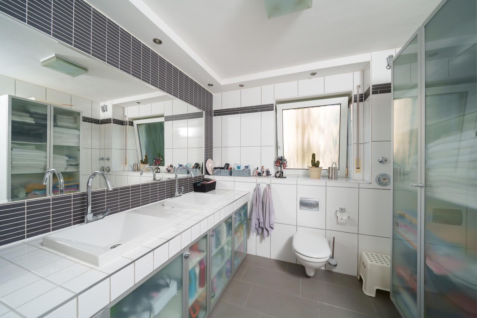 2.OG: Hauptbad - Waschtisch