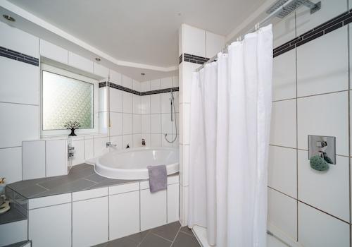 2.OG: Dusche und Rundwanne