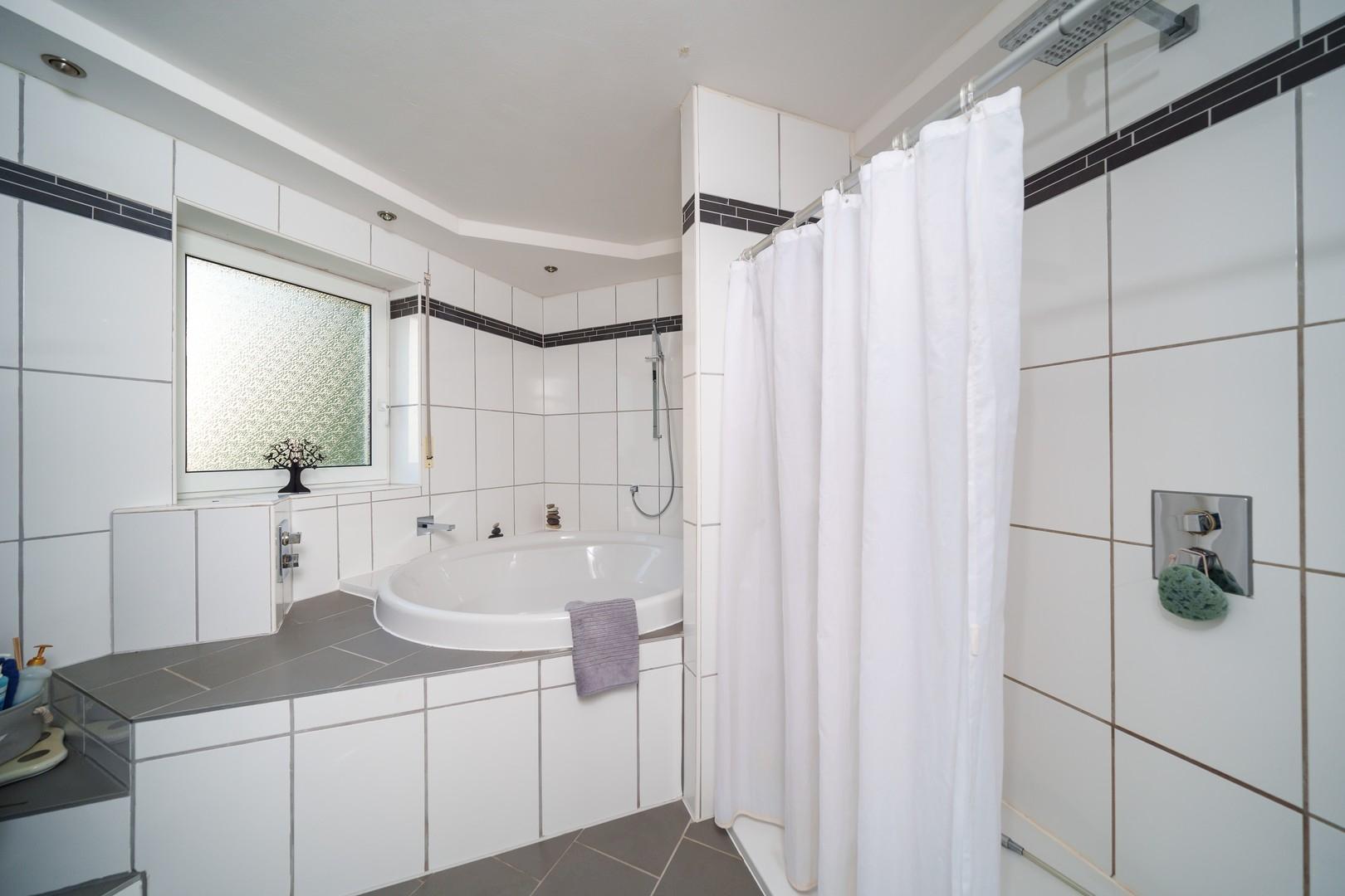 2.OG: Dusche und Rundwanne