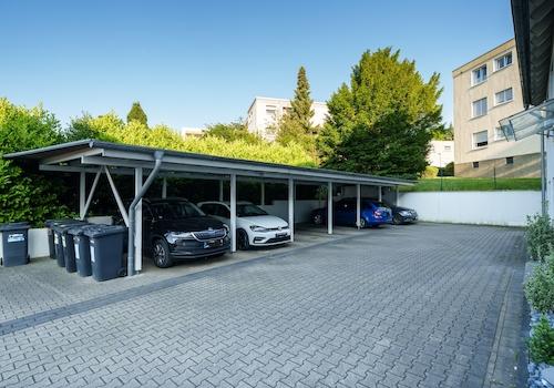 Hof mit Carports