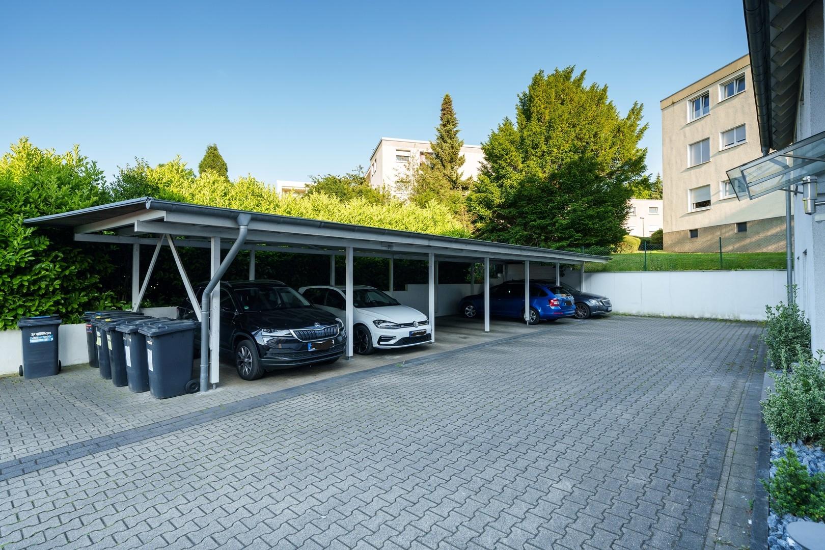 Hof mit Carports