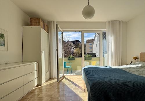 Schlafzimmer mit Balkon