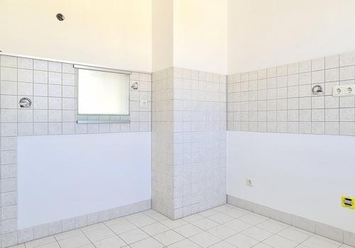 Küche mit Durchreiche