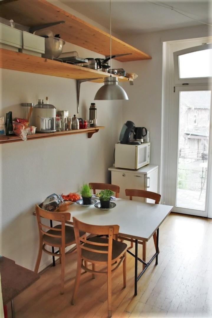 Küche mit Balkon ins Grüne