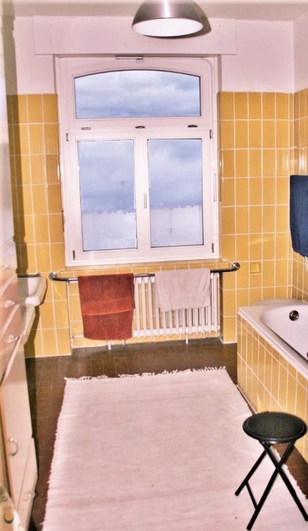 Bad mit Dusche, Badewanne