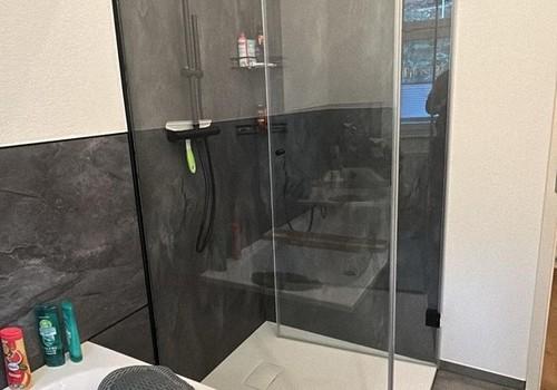 GroßzügigeDusche moderner Auss